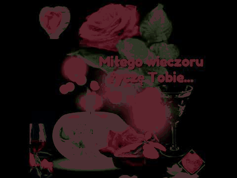 Duża róża w kieliszku miłego wieczoru